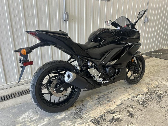2023 Yamaha YZF-R3 PERFORMANCE BLACK Photo 2 of 5